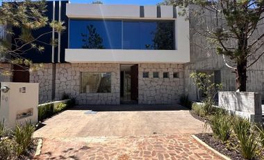 Casa nueva en venta 3 recámaras Zona Altozano Condominio Privado Morelia C125