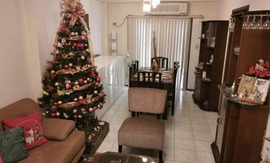 En venta casa de 4 dormitorios en Urb. La Joya.