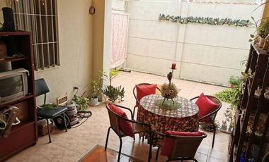 En venta casa de 4 dormitorios en Urb. La Joya.