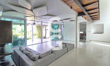 Casa en Venta en Cancun en Residencial Lagos del Sol con Alberca y Jardín
