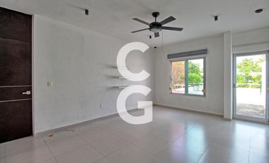 Casa en Venta en Cancun en Residencial Lagos del Sol con Alberca y Jardín