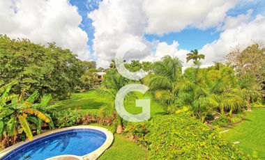 Casa en Venta en Cancun en Residencial Lagos del Sol con Alberca y Jardín