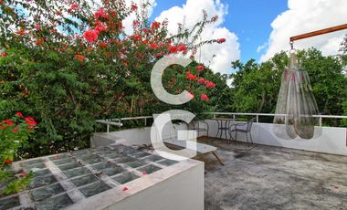 Casa en Venta en Cancun en Residencial Lagos del Sol con Alberca y Jardín