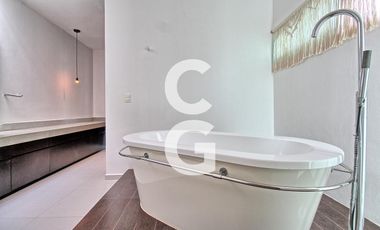Casa en Venta en Cancun en Residencial Lagos del Sol con Alberca y Jardín