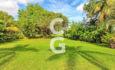 Casa en Venta en Cancun en Residencial Lagos del Sol con Alberca y Jardín