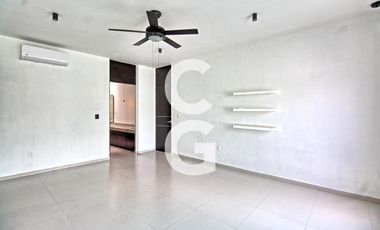 Casa en Venta en Cancun en Residencial Lagos del Sol con Alberca y Jardín