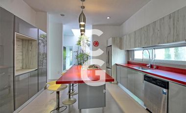 Casa en Venta en Cancun en Residencial Lagos del Sol con Alberca y Jardín