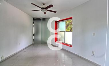 Casa en Venta en Cancun en Residencial Lagos del Sol con Alberca y Jardín