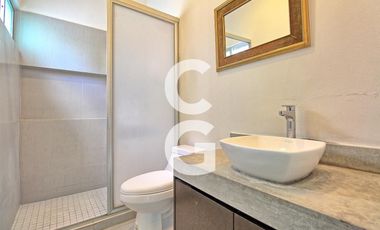 Casa en Venta en Cancun en Residencial Lagos del Sol con Alberca y Jardín