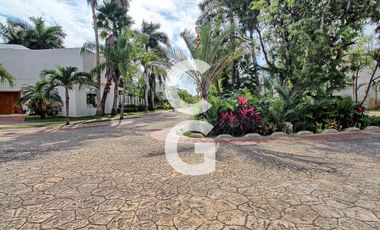 Casa en Venta en Cancun en Residencial Lagos del Sol con Alberca y Jardín