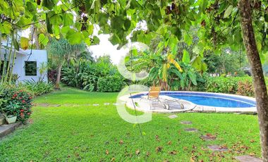 Casa en Venta en Cancun en Residencial Lagos del Sol con Alberca y Jardín