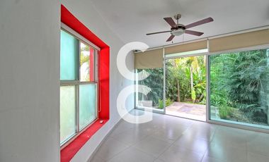 Casa en Venta en Cancun en Residencial Lagos del Sol con Alberca y Jardín
