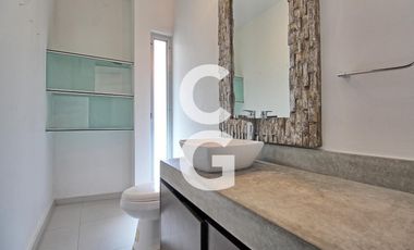 Casa en Venta en Cancun en Residencial Lagos del Sol con Alberca y Jardín