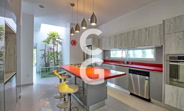 Casa en Venta en Cancun en Residencial Lagos del Sol con Alberca y Jardín