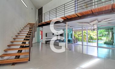 Casa en Venta en Cancun en Residencial Lagos del Sol con Alberca y Jardín