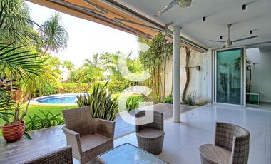 Casa en Venta en Cancun en Residencial Lagos del Sol con Alberca y Jardín