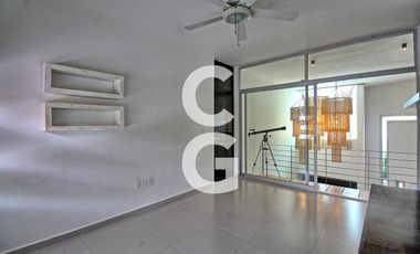 Casa en Venta en Cancun en Residencial Lagos del Sol con Alberca y Jardín