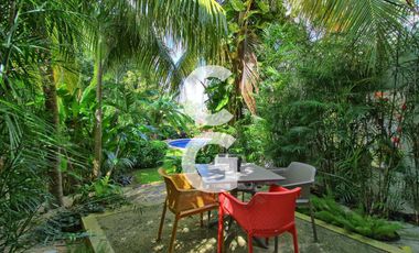 Casa en Venta en Cancun en Residencial Lagos del Sol con Alberca y Jardín