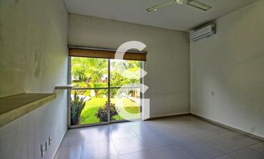 Casa en Venta en Cancun en Residencial Lagos del Sol con Alberca y Jardín