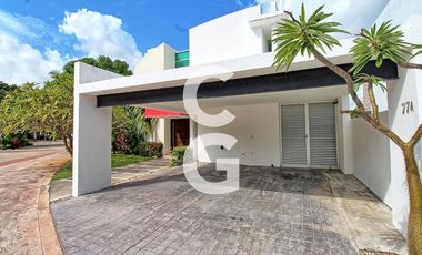 Casa en Venta en Cancun en Residencial Lagos del Sol con Alberca y Jardín