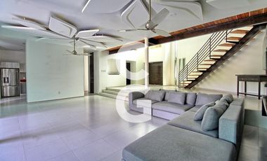 Casa en Venta en Cancun en Residencial Lagos del Sol con Alberca y Jardín