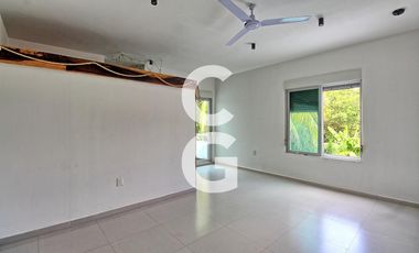 Casa en Venta en Cancun en Residencial Lagos del Sol con Alberca y Jardín