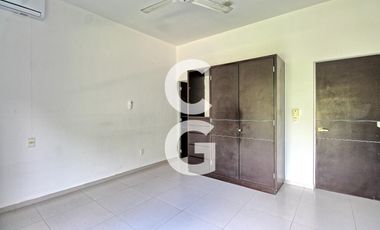 Casa en Venta en Cancun en Residencial Lagos del Sol con Alberca y Jardín