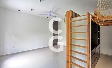 Casa en Venta en Cancun en Residencial Lagos del Sol con Alberca y Jardín