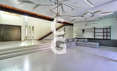 Casa en Venta en Cancun en Residencial Lagos del Sol con Alberca y Jardín