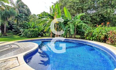 Casa en Venta en Cancun en Residencial Lagos del Sol con Alberca y Jardín