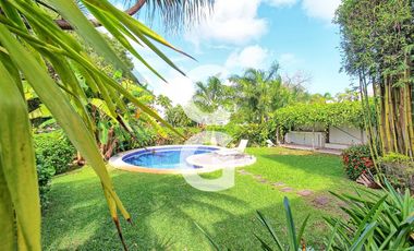 Casa en Venta en Cancun en Residencial Lagos del Sol con Alberca y Jardín