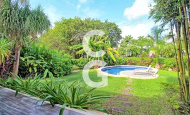 Casa en Venta en Cancun en Residencial Lagos del Sol con Alberca y Jardín