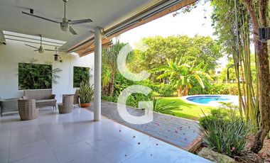 Casa en Venta en Cancun en Residencial Lagos del Sol con Alberca y Jardín