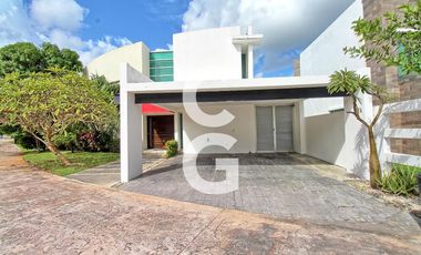 Casa en Venta en Cancun en Residencial Lagos del Sol con Alberca y Jardín