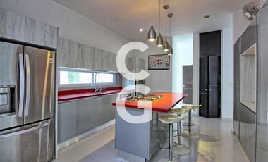 Casa en Venta en Cancun en Residencial Lagos del Sol con Alberca y Jardín
