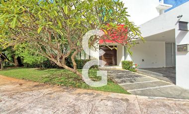 Casa en Venta en Cancun en Residencial Lagos del Sol con Alberca y Jardín