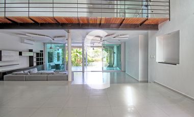 Casa en Venta en Cancun en Residencial Lagos del Sol con Alberca y Jardín