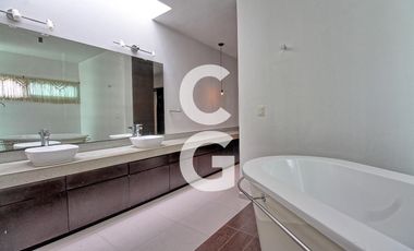 Casa en Venta en Cancun en Residencial Lagos del Sol con Alberca y Jardín