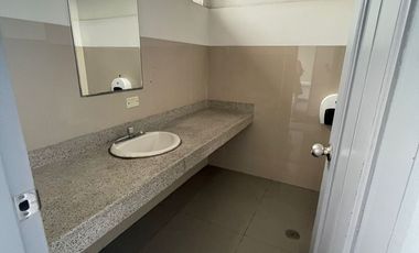VENTA O ALQUILER DE OFICINA COMERCIAL EN AV. PRINCIPAL, SANTA CATALINA