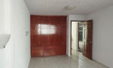 Casa en venta en la colonia Atlanta muy amplia, jardín y cisterna.