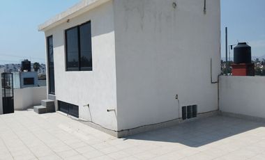 Casa en venta en la colonia Atlanta muy amplia, jardín y cisterna.