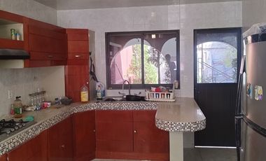 Casa en venta en la colonia Atlanta muy amplia, jardín y cisterna.