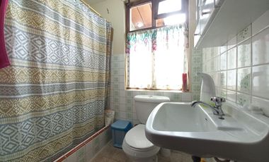 CASA DE TRES DEPARTAMENTOS Y AREA VERDE EN VENTA, EN EL CENTRO DE LA CIUDAD SECTOR UNIVERSIDAD CATOLICA