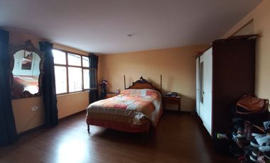 CASA DE TRES DEPARTAMENTOS Y AREA VERDE EN VENTA, EN EL CENTRO DE LA CIUDAD SECTOR UNIVERSIDAD CATOLICA