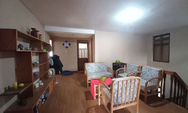 CASA DE TRES DEPARTAMENTOS Y AREA VERDE EN VENTA, EN EL CENTRO DE LA CIUDAD SECTOR UNIVERSIDAD CATOLICA