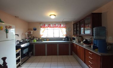 CASA DE TRES DEPARTAMENTOS Y AREA VERDE EN VENTA, EN EL CENTRO DE LA CIUDAD SECTOR UNIVERSIDAD CATOLICA