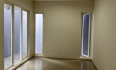 Rumah Baru Gress, Siap Huni di Greenlake, Citraland, Surabaya