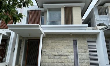 Rumah Baru Gress, Siap Huni di Greenlake, Citraland, Surabaya