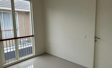 Rumah Baru Gress, Siap Huni di Greenlake, Citraland, Surabaya