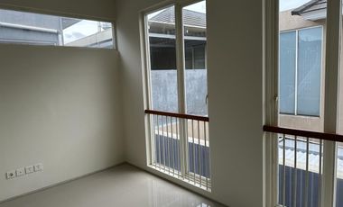 Rumah Baru Gress, Siap Huni di Greenlake, Citraland, Surabaya